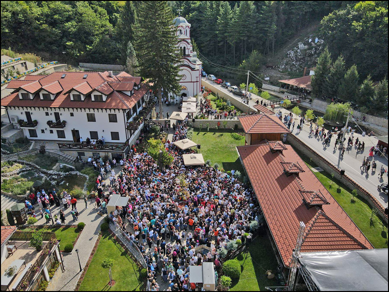 Tumane manastir iz vazduha