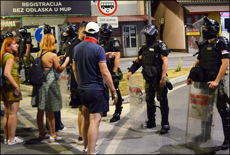 Večeras protest u Užicu: „Novi Sad nije sam“ 2 Uzicani ispred kordona Foto Nenad Kovacevic