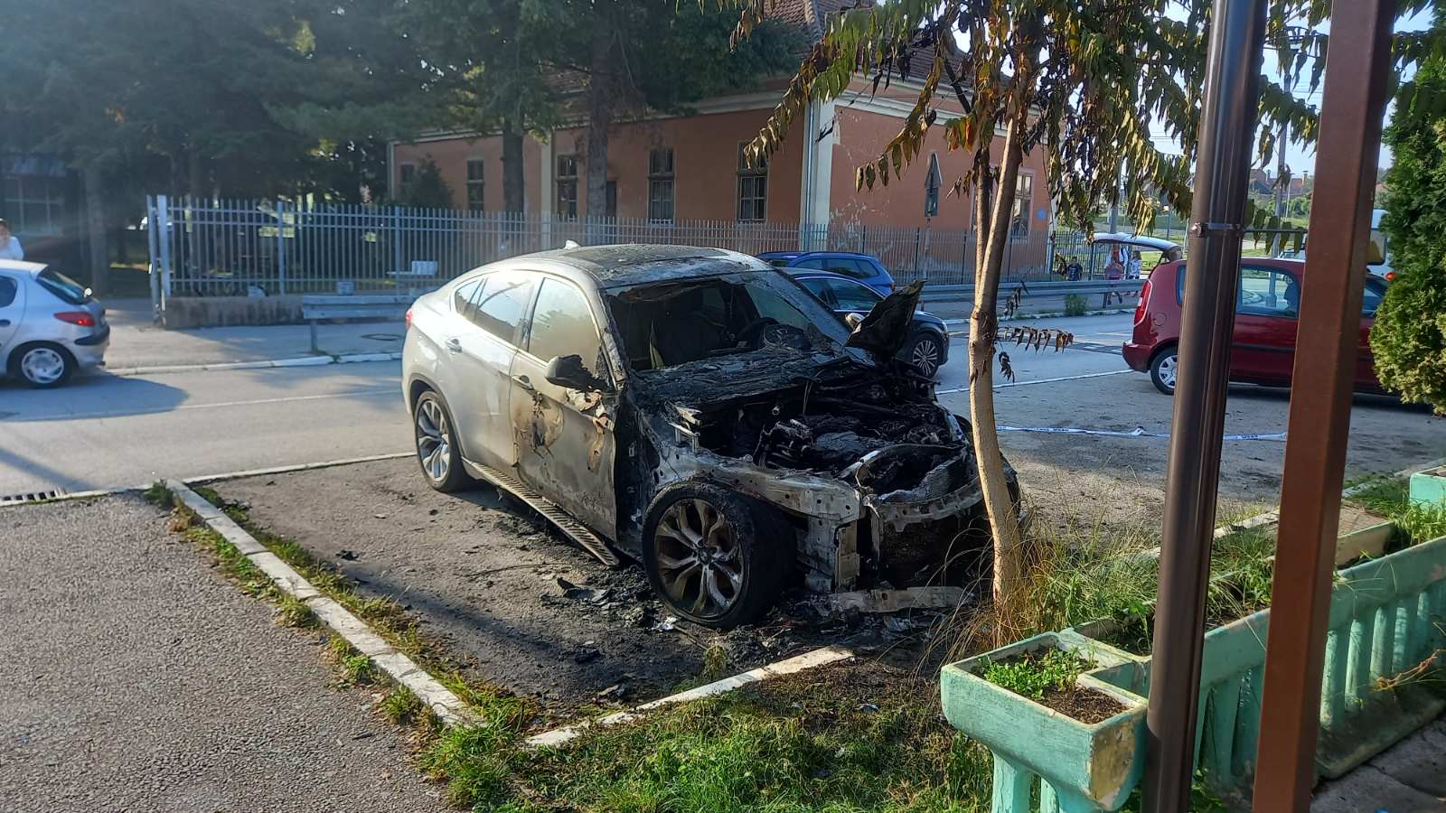 Izgoreo BMW kod škole u Atenici (FOTO, VIDEO) 2 dzip1