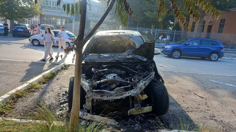 Izgoreo BMW kod škole u Atenici (FOTO, VIDEO) 3 dzip11