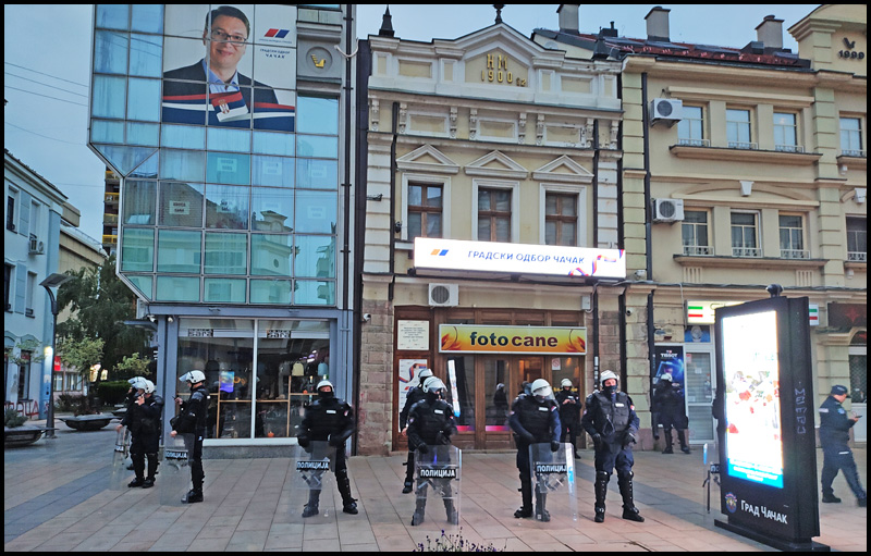 policija ispred sns