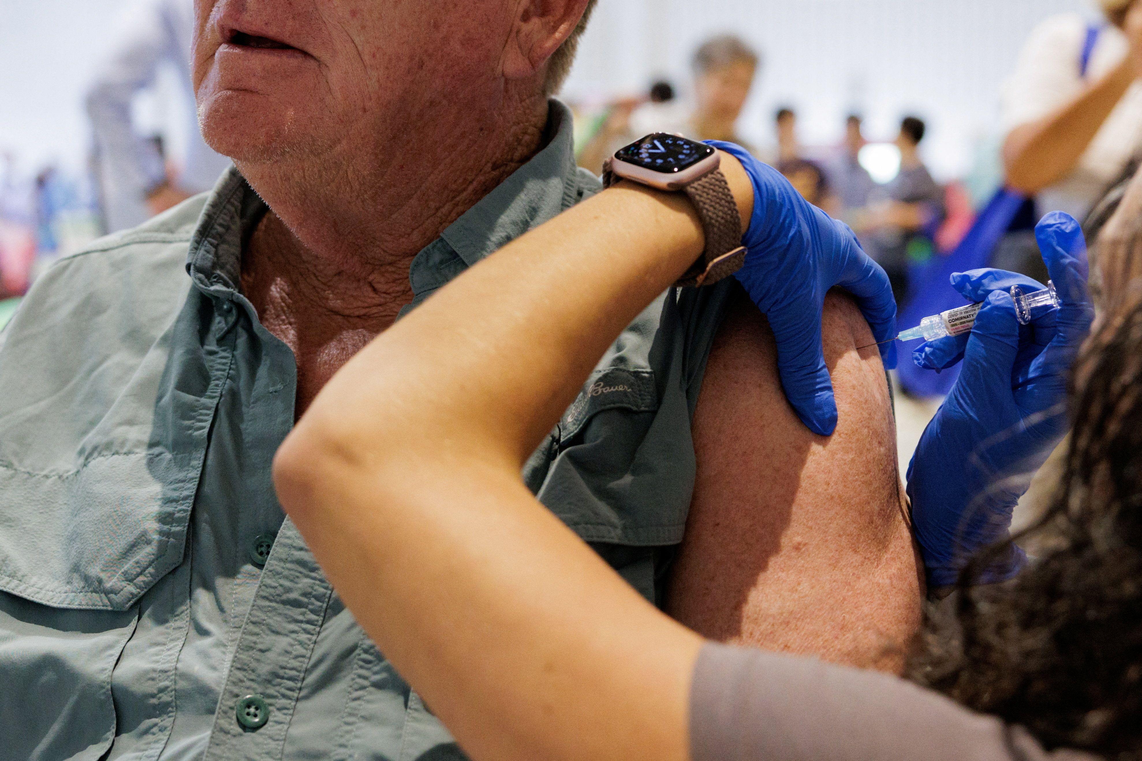 Koronavirus u Srbiji: Pacijenata sve više, simptomi blagi 2 Muškarac sedi dok mu žena daje vakcinu u ruku