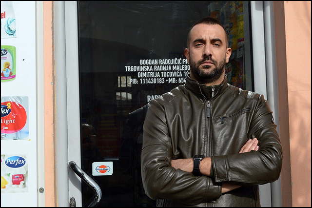 Poreznici ponovo u radnji užičkog aktiviste: Građani ih ispratili povicima negodovanja 2 Bogdan Radojicic Foto Nenad Kovacevic 2