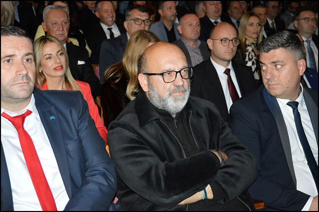 Policija štitila naprednjačku svitu od nezadovoljnih građana 5 Dragoslav Bokan Foto Nenad Kovacevic