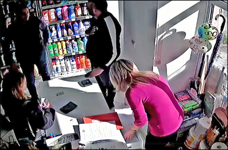Nastavlja se progon užičkog aktiviste Bogdana Radojičića: Iznenadna kontrola poreznika iz Kraljeva 3 Inspekcija u radnji Foto FB Printskrin 1