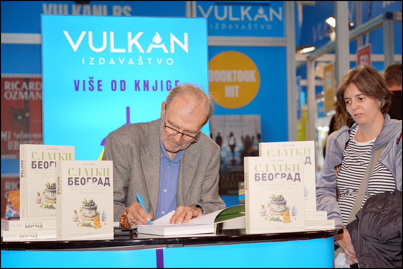 Fantastičan doček Elizabete Dami na Beogradskom sajmu knjiga 3 Potpisivanje Jovo Andjic 3 autor Dragan Urosevic