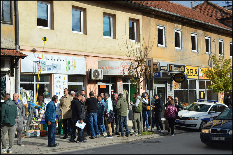 Poreznici ponovo u radnji užičkog aktiviste: Građani ih ispratili povicima negodovanja 4 Protest gradjana Foto Nenad Kovacevic 1
