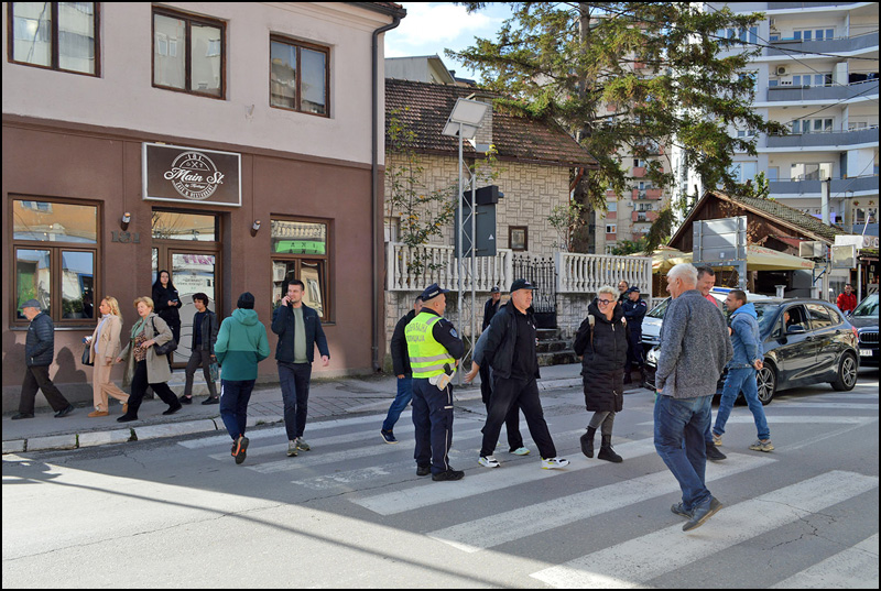 Poreznici ponovo u radnji užičkog aktiviste: Građani ih ispratili povicima negodovanja 6 Protest gradjana Foto Nenad Kovacevic 2