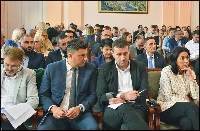 SSP o najavi poskupljenja grejanja u Užicu: Pljačka „ćacijevaca“ 2 Celnici naprednjacke valsti u Uzicu Foto Nenad Kovacevic