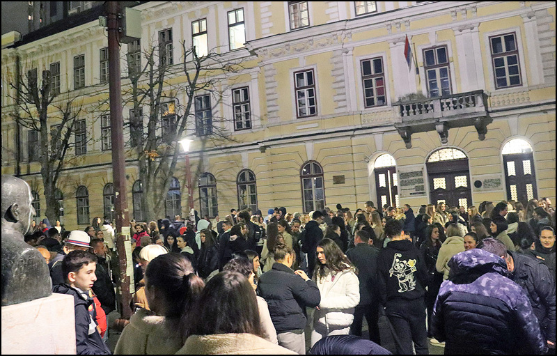 Biljana Grujičić podnela ostavku na mesto direktorke Užičke gimnazije 1 Skup podrske Dijani Hrki ispred Uzicke gimanzije Foto Privatna arhiva