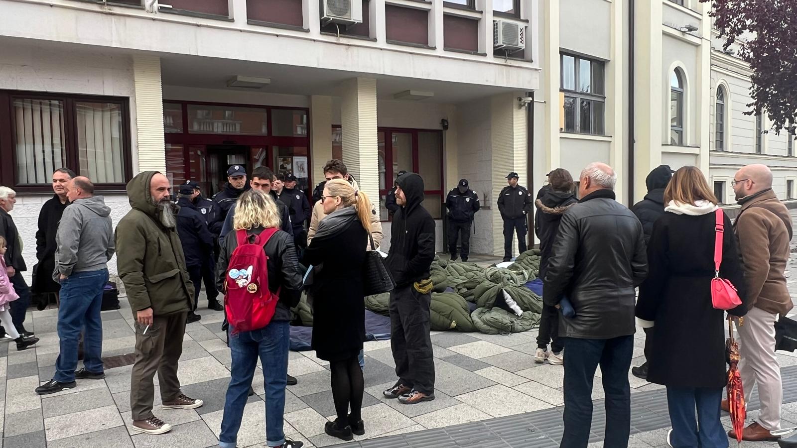Studenti iz Čačka proveli noć ispred Gradske uprave 3 opstina