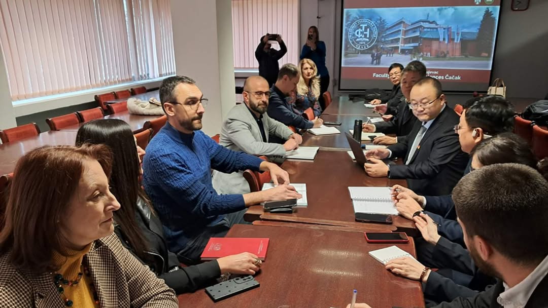 Delegacija iz Kine u poseti Fakultetu tehnickih nauka u Cacku Fakultet tehnickih nauka u Cacku j 1