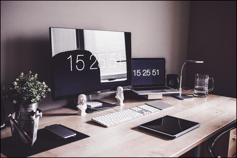 drveni sto monitor digitalni sat