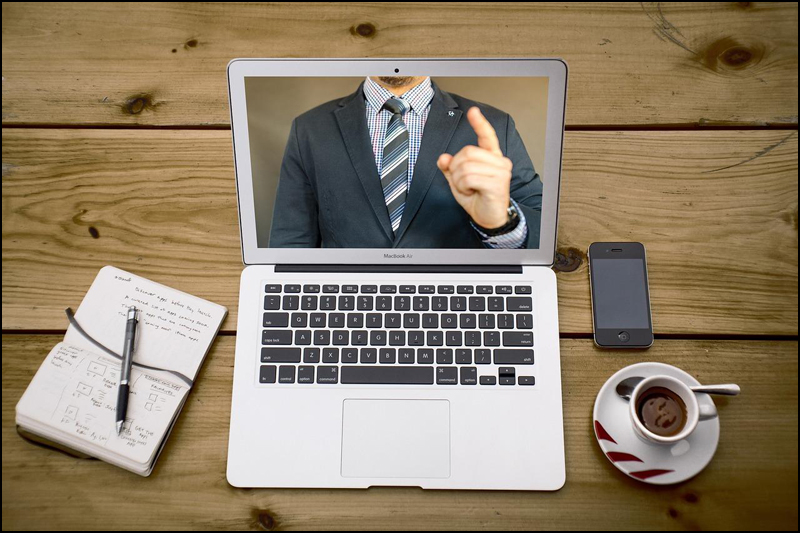 laptop osoba video poziv sveska