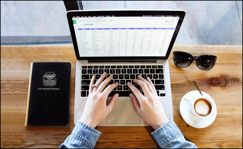 ruke laptop tabela ekran