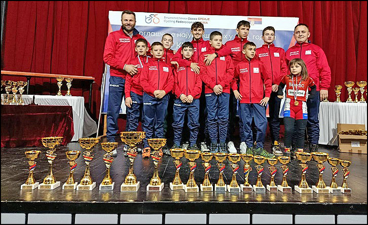 Ekipa BK BORAC sa osvojenim trofejima za Kup Srbije 2025 drum i MTB