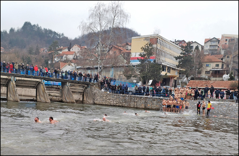 Strahinja Peković prvi doplivao do Bogojavljenskog krsta u Užicu 3 Foto Privatna arhiva 1
