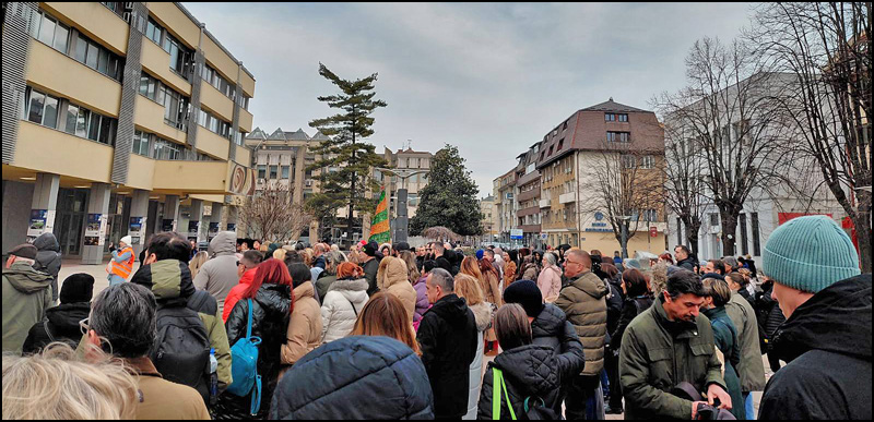 Protest podrške smenjenoj direktorki uz performans kolektiva škole 1 KV protest 1A 1