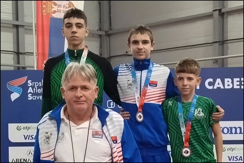 Mladi atleticari sa trenerom Zeljkom Celikovicem Foto AK Uzice