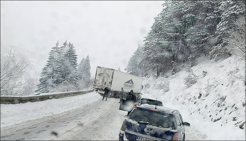 Sneg i ledena kiša izazvali velike probleme u užičkom regionu 4 Prilaz Novoj Varosi