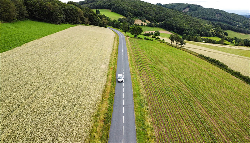 Turizam u Srbiji: kako turisti planiraju putovanje u Srbiju? 1 automobil uski put polja
