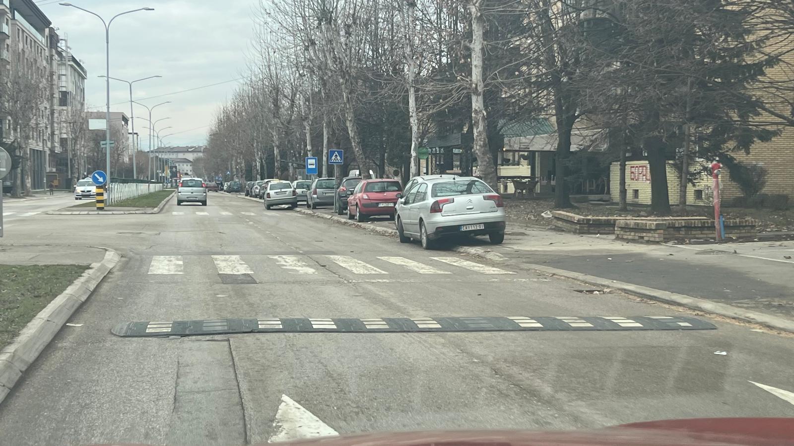 Sramni Bojović: Ekspresno postavljen ležeći ispred SNS zgrade, građani moraju da mole 1 lezeci