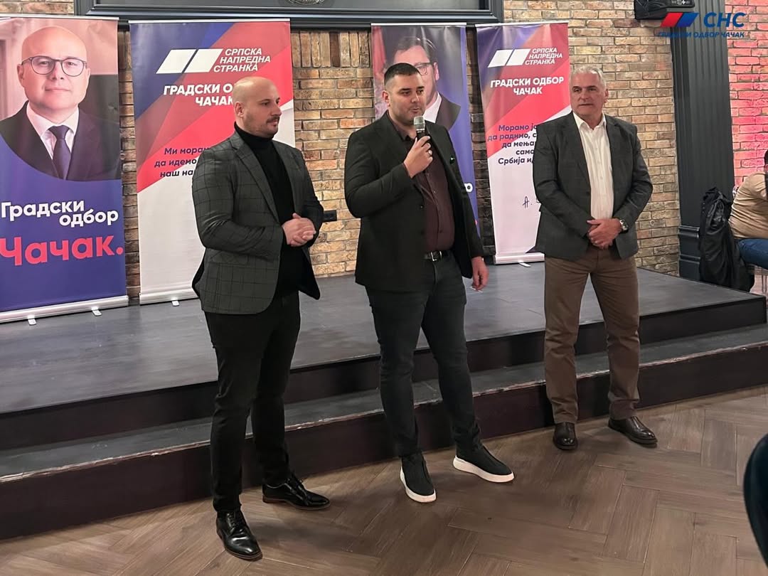 Вечерас су се у Чачку присталице Српске напредне странке из нашег Градског одбора у великом број 1