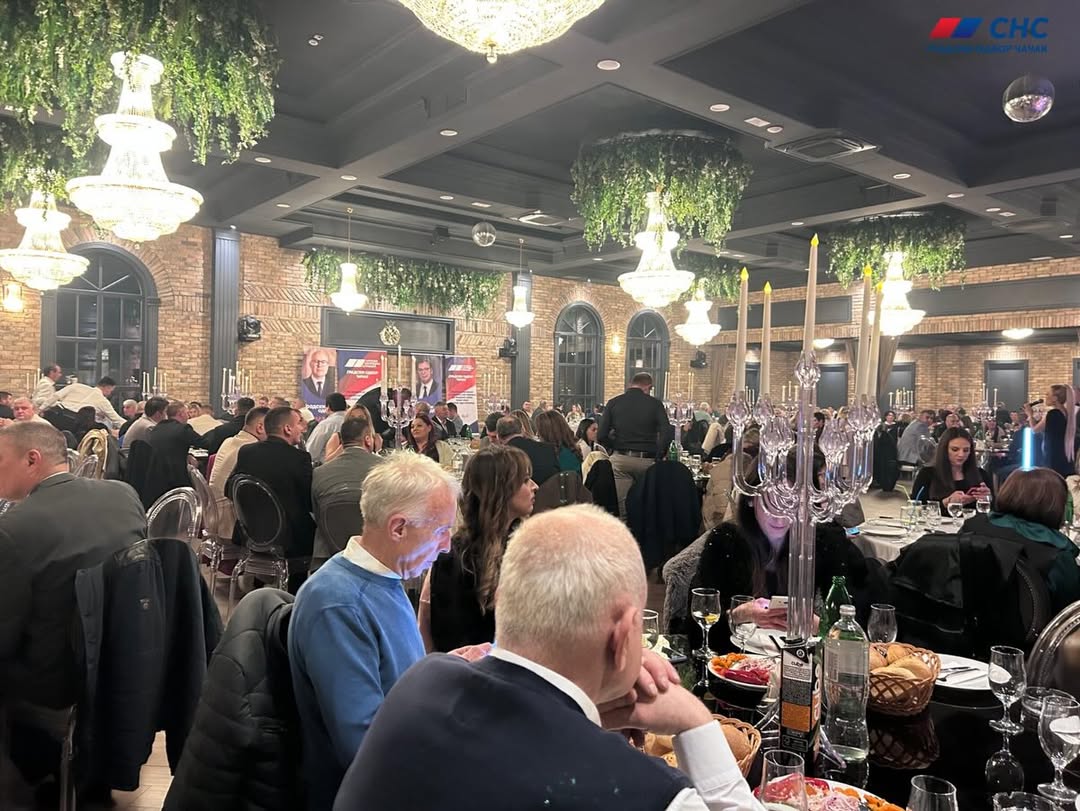 Вечерас су се у Чачку присталице Српске напредне странке из нашег Градског одбора у великом број 10