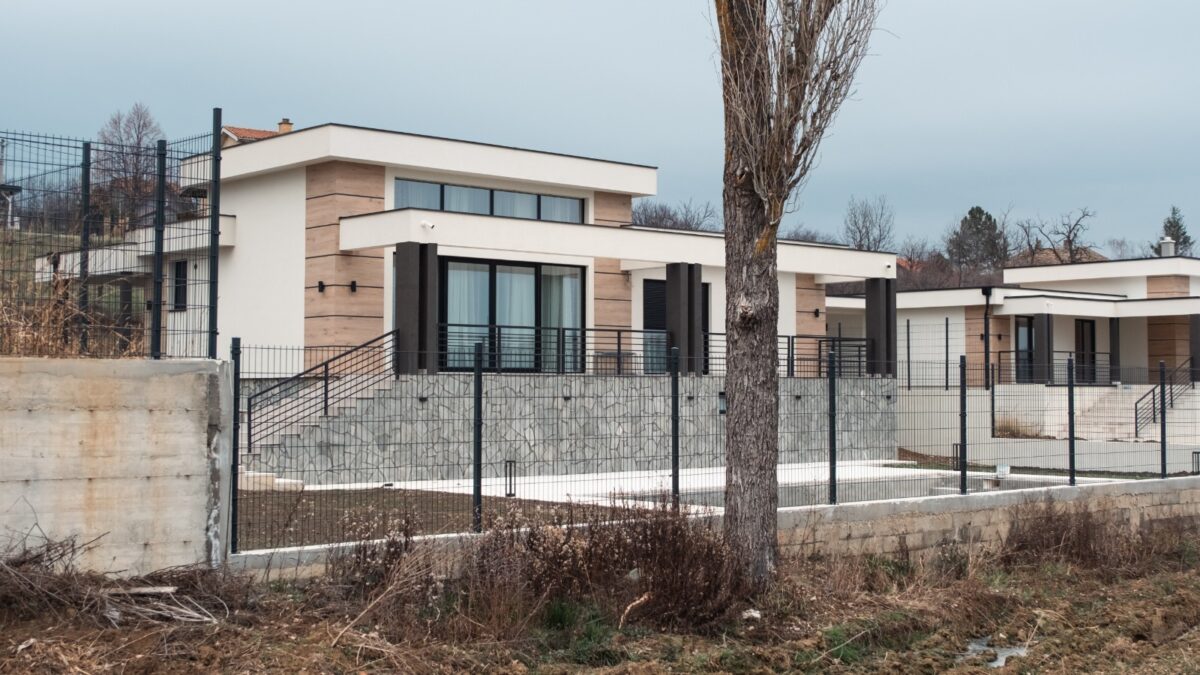 Vučićevi lojalisti: Komandantu SAJ-a čovek osuđen za pokušaj ubistva gradi vilu vrednu 400.000 evra 2 4A. Kuca Igor Zmiric Naselje Avalske Doline 1 1200x675 1