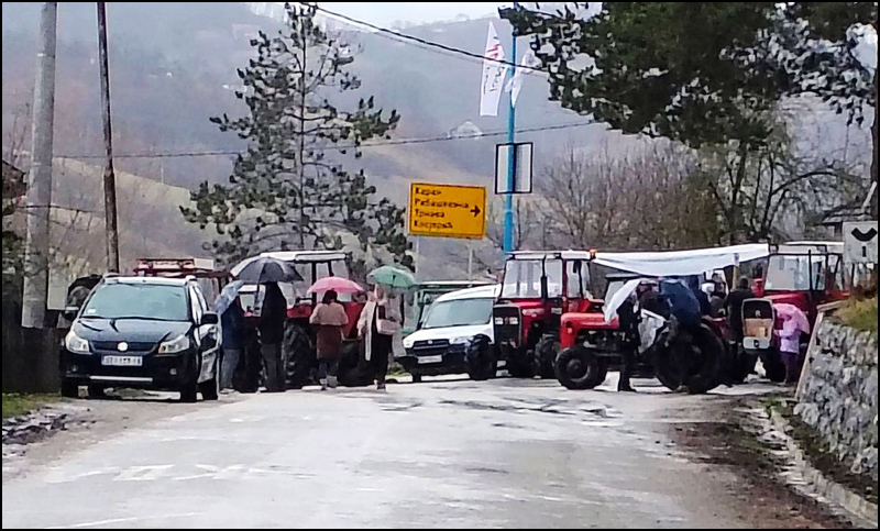 Poljoprivednici blokirali magistralu nadomak Zlatibora koja vodi do Crne Gore i Bosne 3 Blokada u Lunovom Selu Foto Da ne disemo Duboko