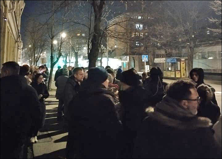 Večeras ponovo privedeni veterani 63. padobranske jedinice 1 Gradjani ispred Viseg suda