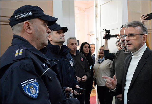 Naprednjak Dragoljub Stojadinović napušta mesto predsednika užičke skupštine 2 Policija u Skupstni Uzica Foto Nenad Kovacevic
