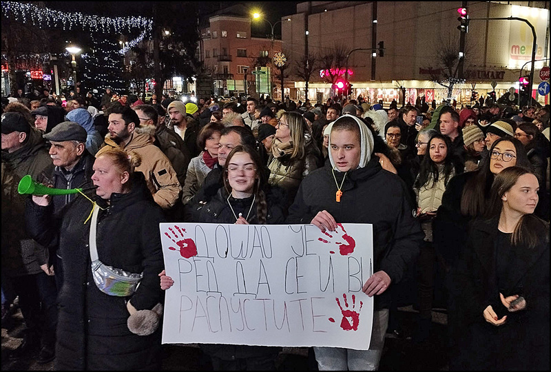 Naprednjak Dragoljub Stojadinović napušta mesto predsednika užičke skupštine 3 Sa protesta u Uzicu Foto Nenad Kovacevic