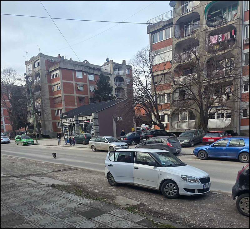 Novi napad na prostorije SRCE u Aranđelovcu pred lokalne izbore 2 Vozilo napadaca iz Arandjelovca