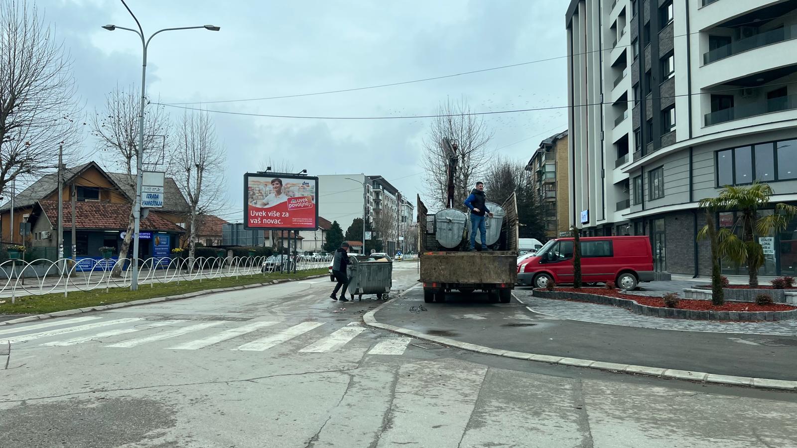 Naredba svim službama: SNS zgrada ima prioritet, građani neka čekaju 2 kontejneri1