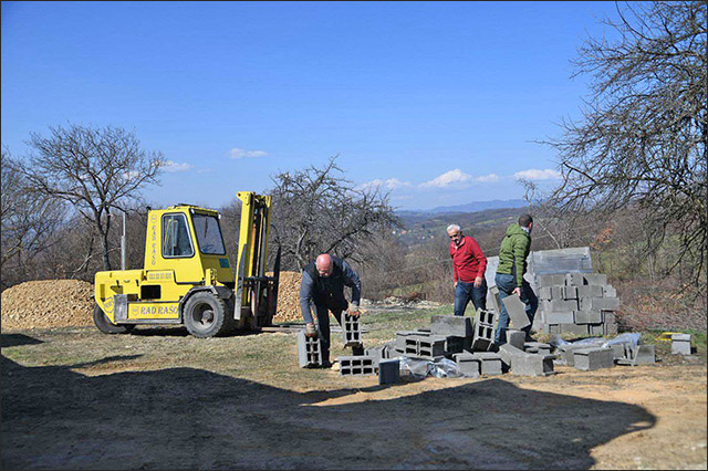 Miris asfalta u prljavoj kampanji naprednjaka 2 Materijal za kucu Foto Grad Uzice