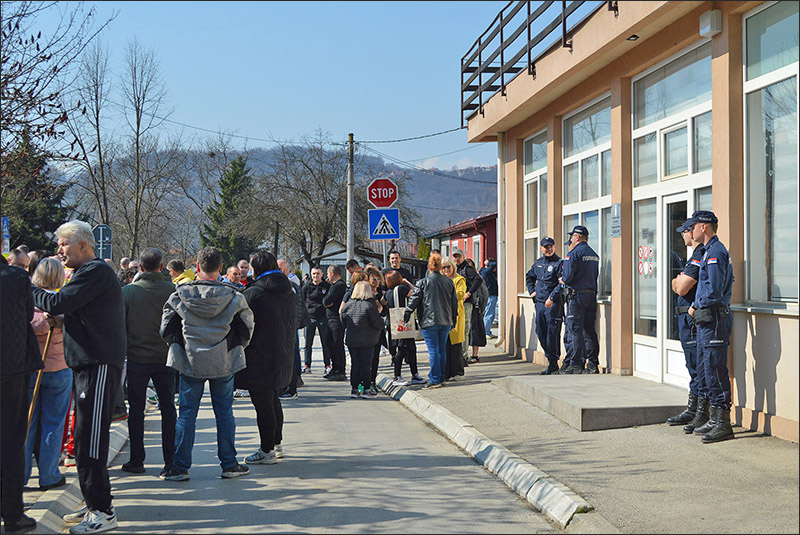 Miris asfalta u prljavoj kampanji naprednjaka 6 Policija ispred opstine Sevojno Foto Nenad Kovacevic