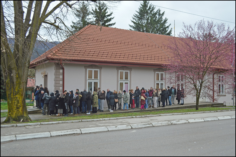 Napadi naprednjaka u Bajinoj Bašti, napeta atmosfera u Sevojnu 7 Red ispred birackog mesta u Sevojnu Foto Nenad Kovacevic