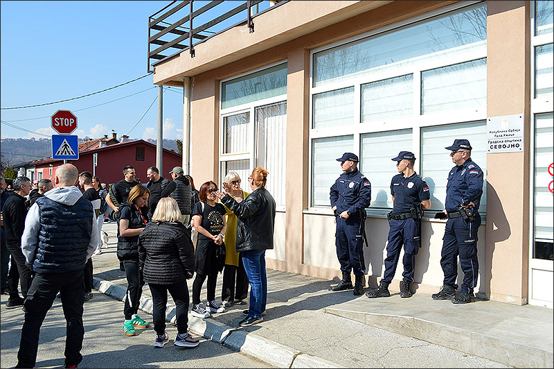 Skup gradjana u Sevojnu Foto Nenad Kovacevic
