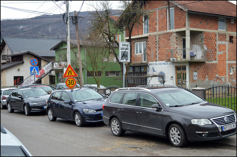Napadi naprednjaka u Bajinoj Bašti, napeta atmosfera u Sevojnu 6 Vozila iz Novog pazara u Sevojnu Foto Nenad Kovacevic