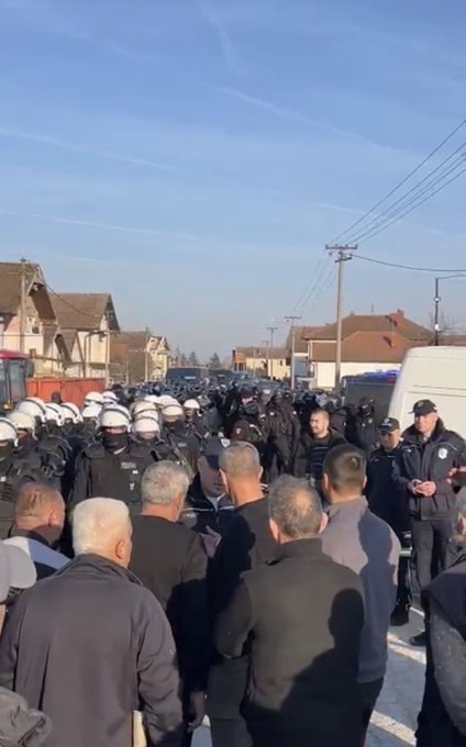 Vučić prebija i hapsi srpske poljoprivrednike (FOTO, VIDEO) 2 policijaa