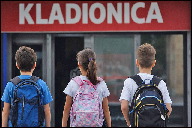 Zašto je u Čačku tako mnogo kladionica 1 Foto ilustracija AI Ucenici svakodnevno prolaze pored kladionica