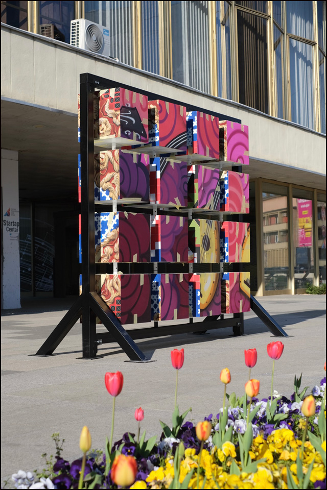 Interaktivna instalacija “Memory blocks” postavljena na Trgu ustanka u Čačku 6 IMG 20260410 125200 884