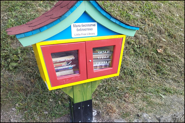 Nacionalni humanitarni sajam knjiga 2 Mala besplatna biblioteka u Uzicu Foto Nenad Kovacevic