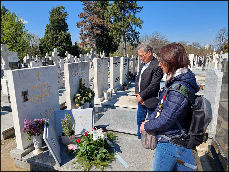 Godišnjica smrti Dade Vujasinović: 32 godine bez istine, pravde i odgovornih 2 Predstavnici NUNS na grobu Dade Vujasinovic