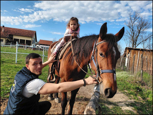 Ljubav prema konjima jača od svega 2 konji 2