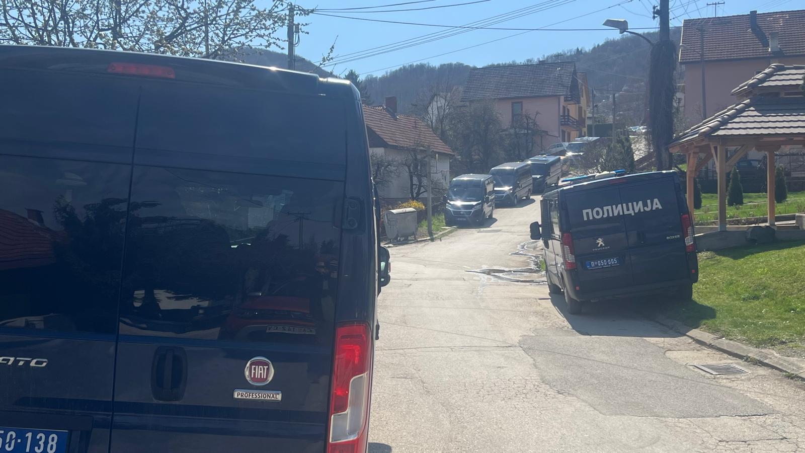Policija danima opseda Kosjerić zbog SNS batinaša (VIDEO) 1 kosjeric1