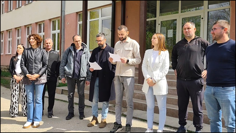 Kolektiv škole u Godačici: Direktorku smenjuju zbog slobode mišljenja i hrabrosti 2 skola direktorka 2