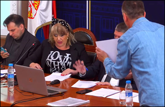 U užičkoj skupštini upotrebljen suzavac ili biber sprej 1 Danijela Vasiljevic Foto Printskrin Jutjub Grad Uzice