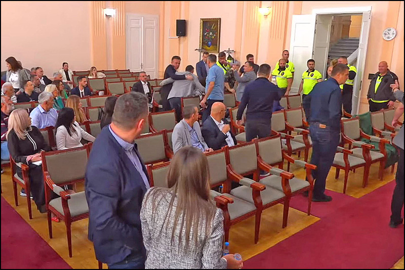 U užičkoj skupštini upotrebljen suzavac ili biber sprej 2 Haos u skupstini Foto Printskrn Grad Uzice Jutjub